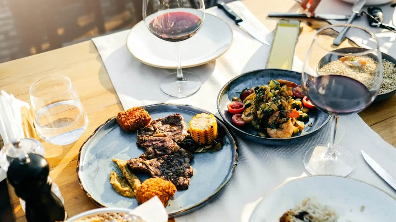 Jak udekorować stół na grilla, aby zachwycić gości i stworzyć atmosferę