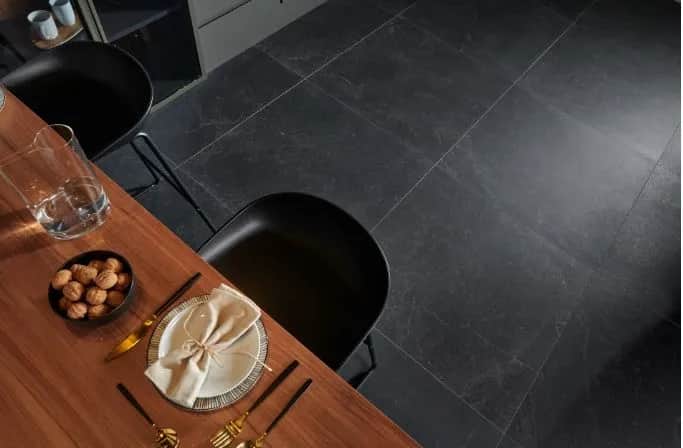 Jakie płytki do ciemnych mebli kuchennych? Stwórz elegancką przestrzeń