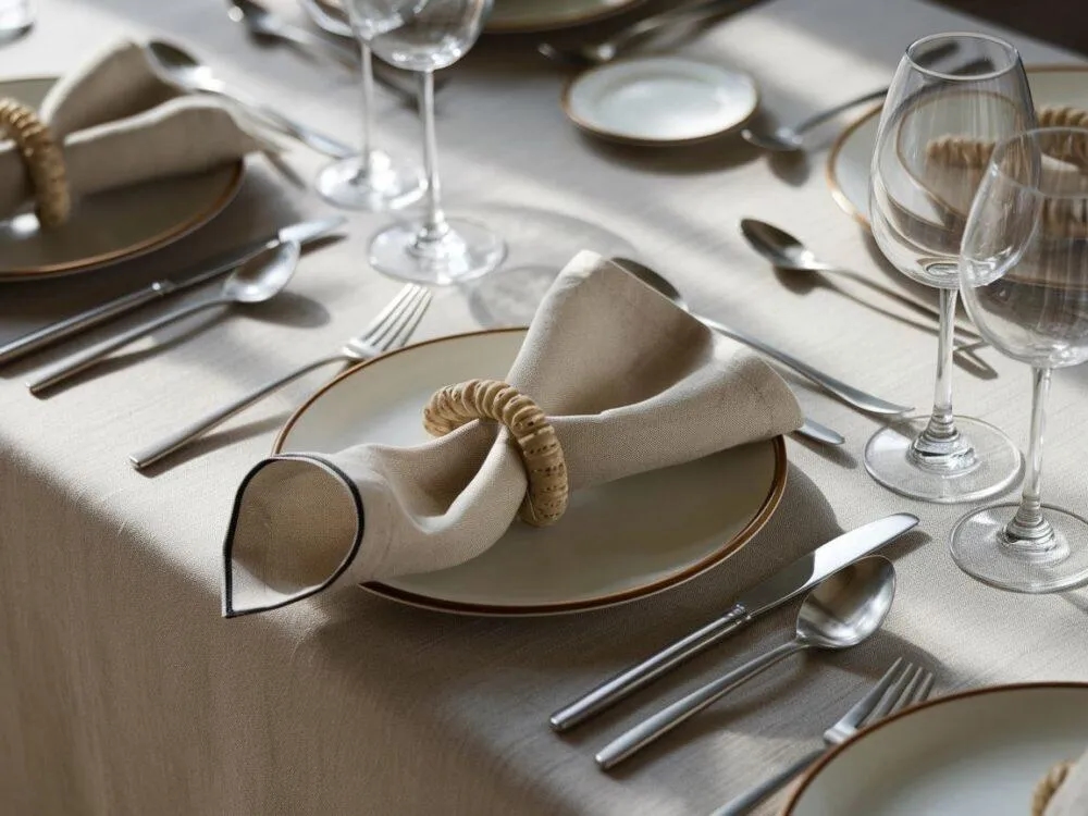 Jak złożyć serwetki na stół, aby zachwycić gości i dodać uroku