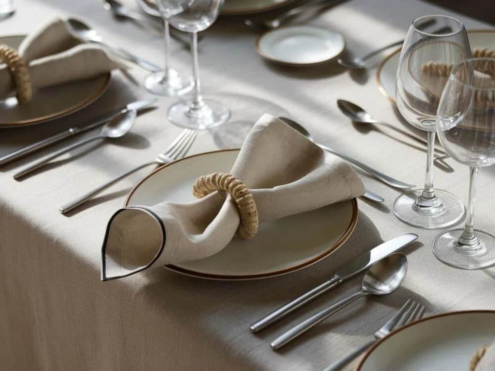 Jak złożyć serwetki na stół, aby zachwycić gości i dodać uroku