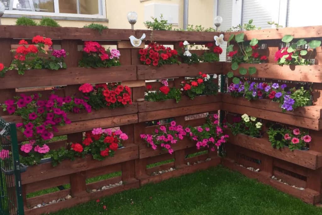 Jak zrobić kwietnik z europalety - prosty sposób na piękne rośliny