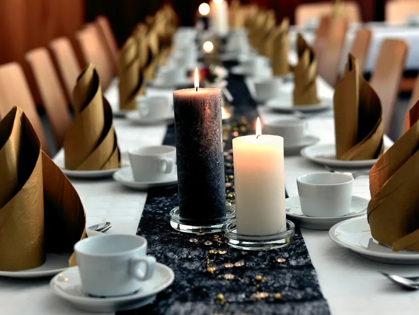 Jak kłaść serwetki na stole, by uniknąć faux pas w etykiecie