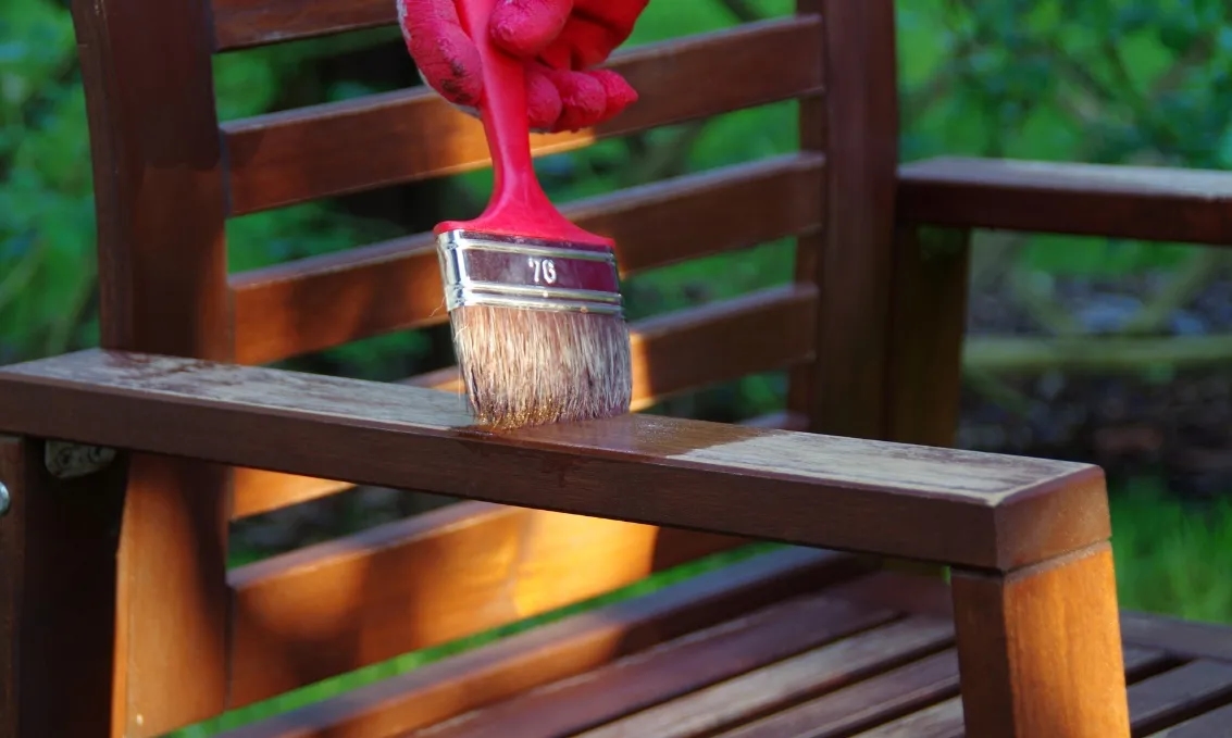 Jakie drewno na meble ogrodowe - uniknij błędów przy wyborze