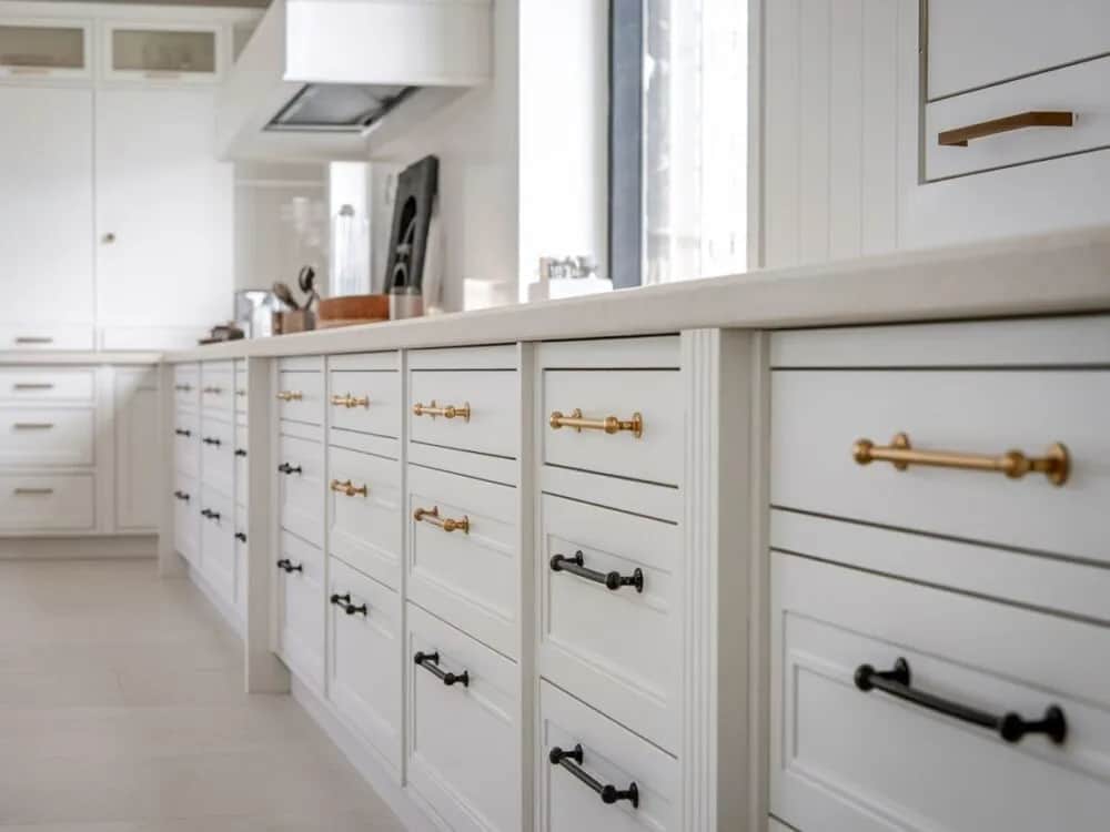 Jakie uchwyty do mebli drewnianych wybrać, by uniknąć błędów?