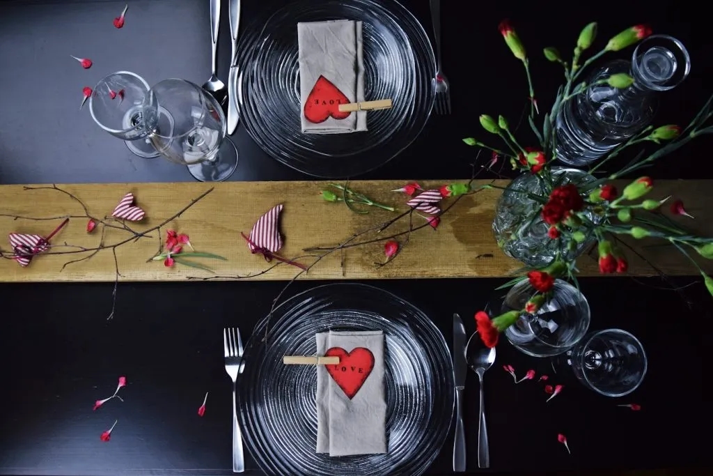 Jak udekorować stół na Walentynki, aby stworzyć niezapomnianą atmosferę