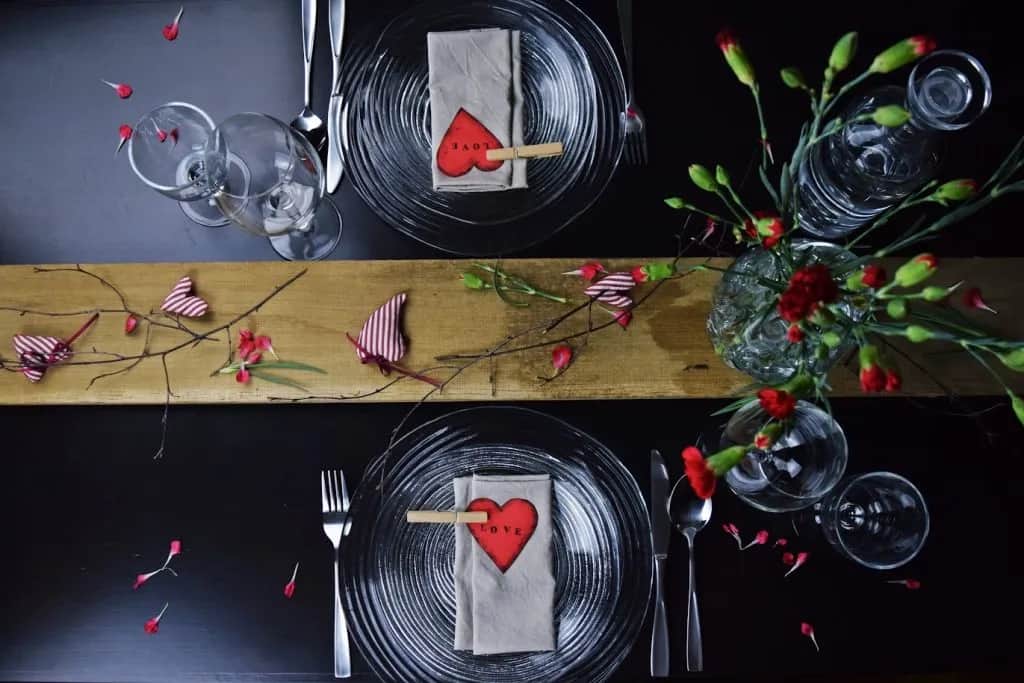 Jak udekorować stół na Walentynki, aby stworzyć niezapomnianą atmosferę