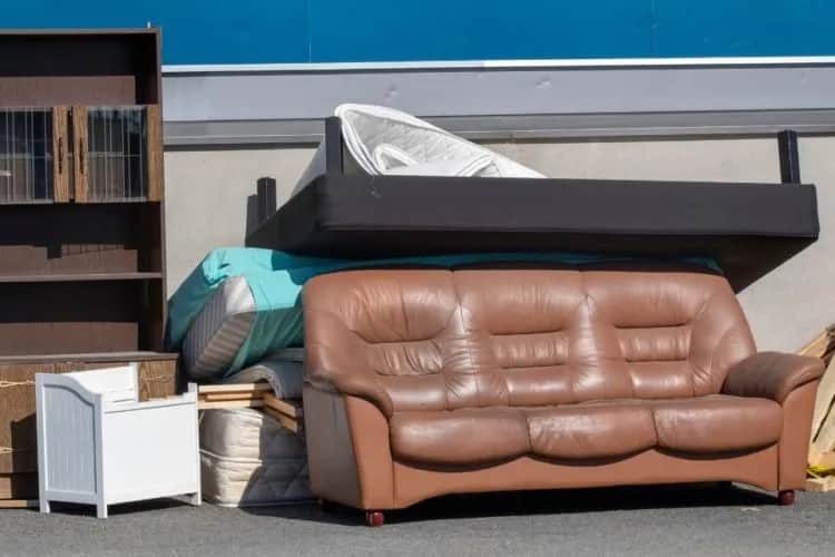 Gdzie oddać stare meble? Odpowiedzialne sposoby na pozbycie się ich