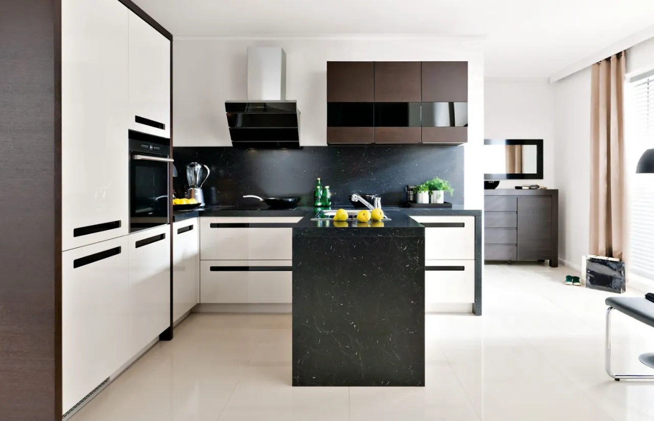 Jaką podłogę wybrać do białej kuchni z czarnym blatem, aby zyskać harmonię?