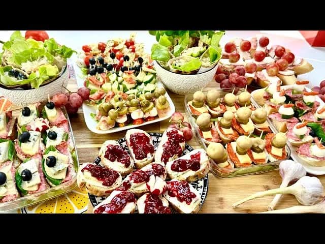 Co na stół na imprezę? 10 pysznych przekąsek, które zachwycą gości